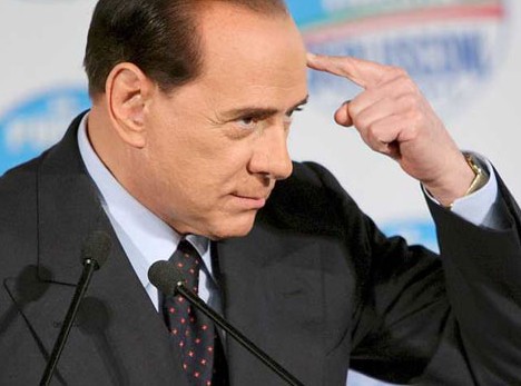Берлускони пристигна в президентския дворец за очакваното подаване на оставка 
