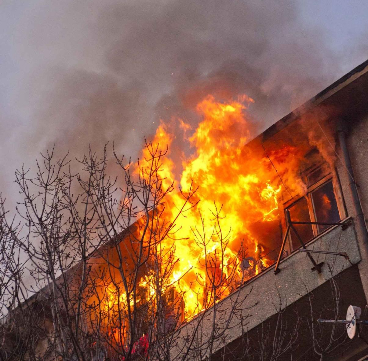 Клошари изпепелени в собствените си вехтории при пожар в София