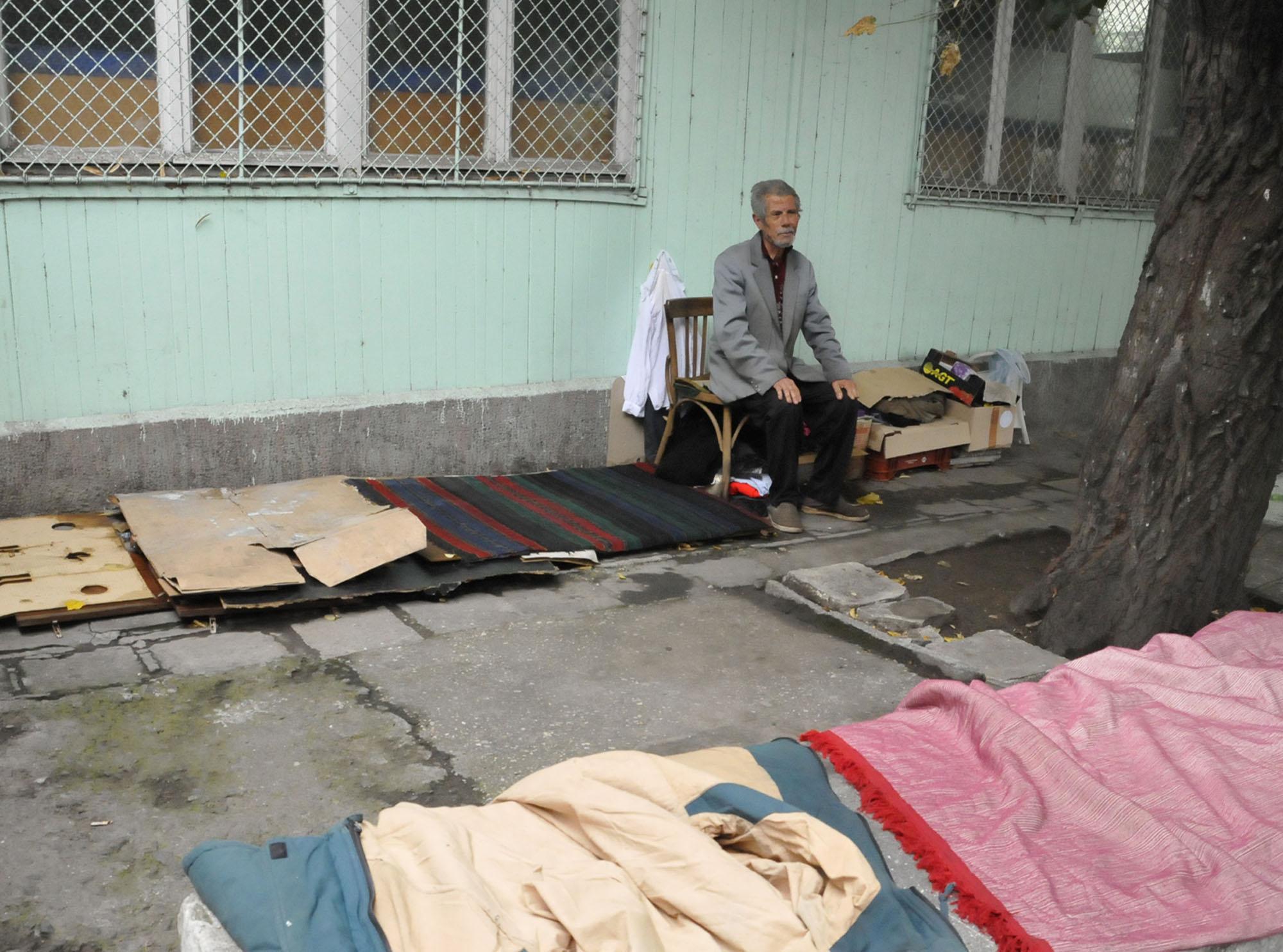 Десетки бездомници търсят подслон в спешното отделение на болница 