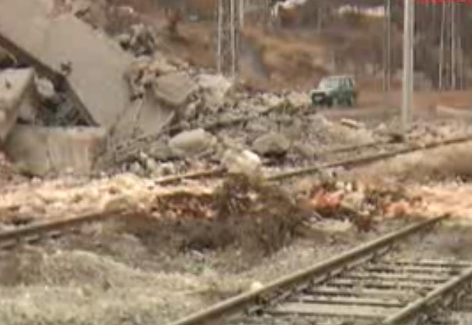 Взрив в стара фабрика разруши жп линия