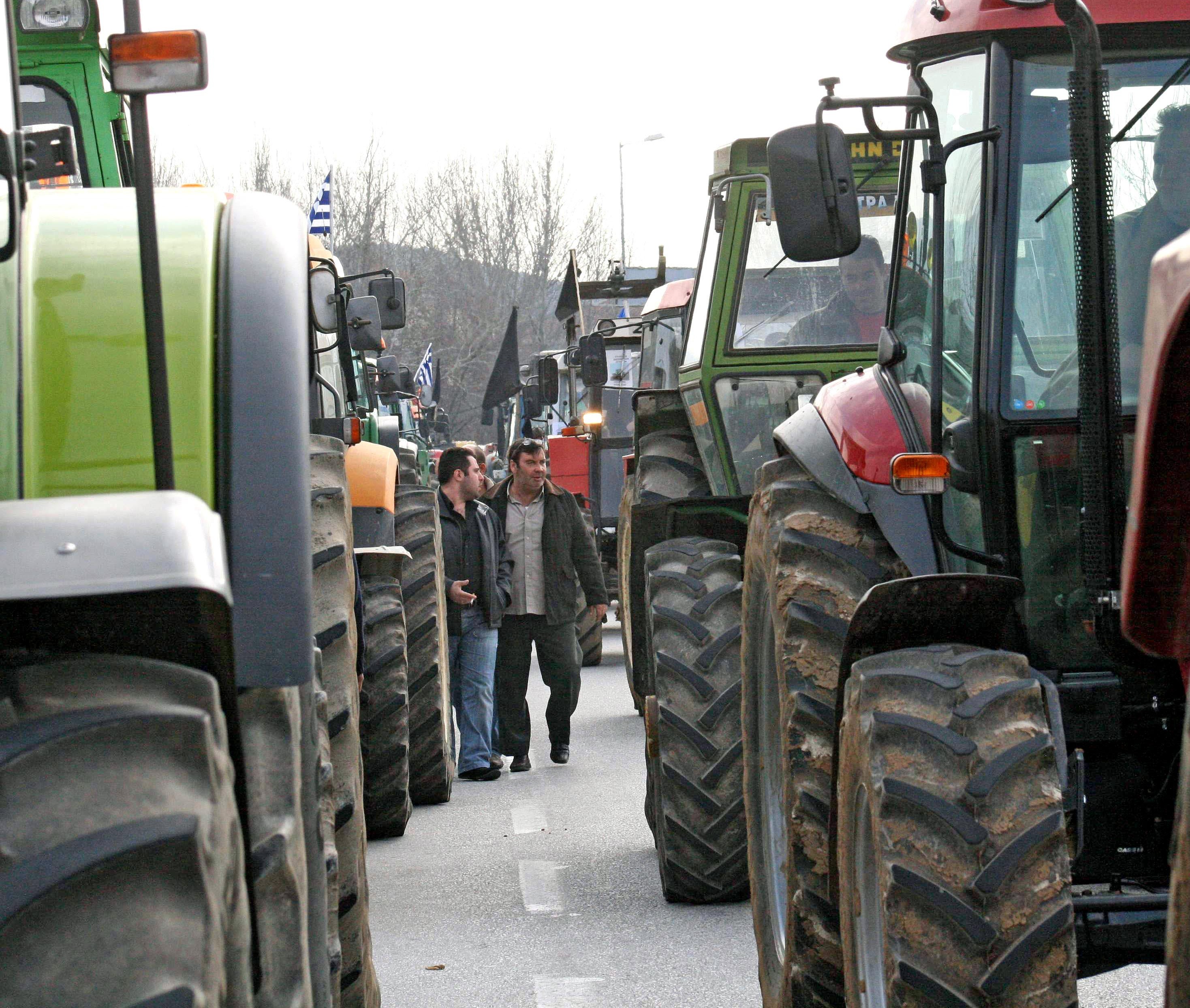 Хиляди фермери скочиха на Дянков с трактори и комбайни