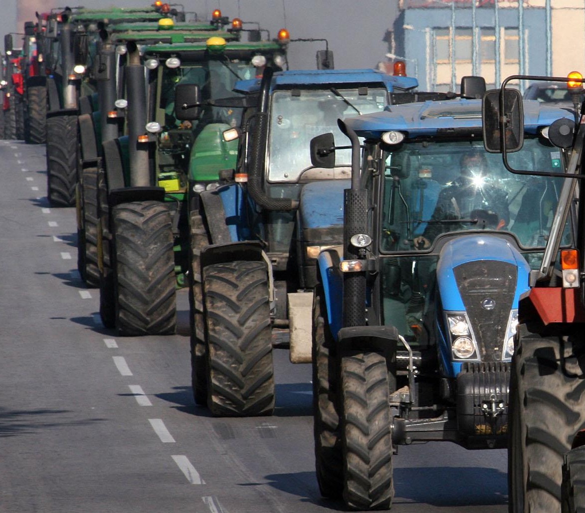 Земеделците блокираха Петолъчката, тръгват към София