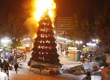 Коледната елха в Димитровград пламна като факел