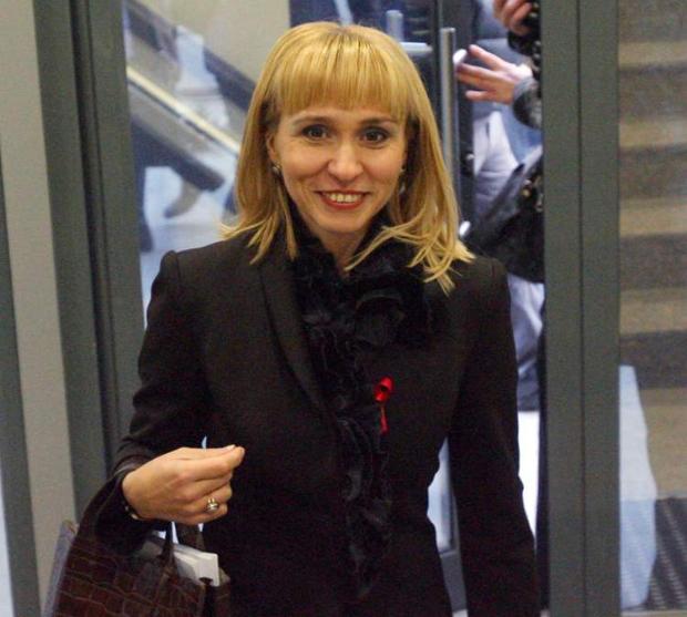 Министър Ковачева в спор за детето си