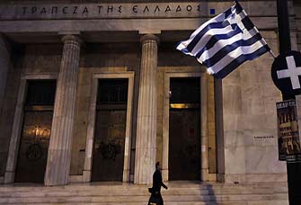 Гърците теглят по 5 млрд. евро на месец от банките