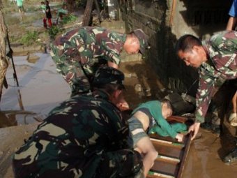 Тропическа буря погуби 143 души на Филипините