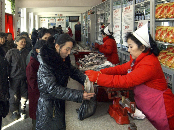 Посмъртно от Ким Чен Ир: Прясна херинга по магазините