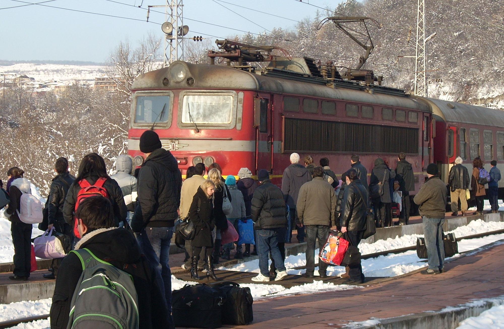 Препълнени вагони и хаос във влаковете в цялата страна