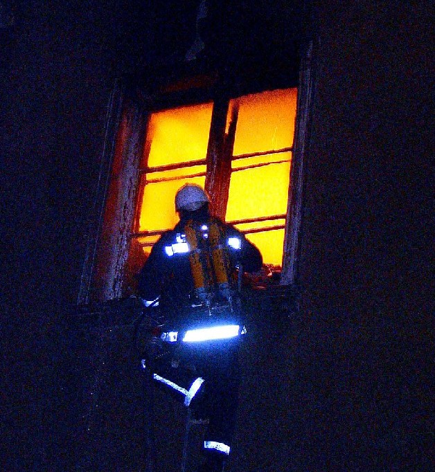 Експожарникар запали къщата на бившата си съпруга