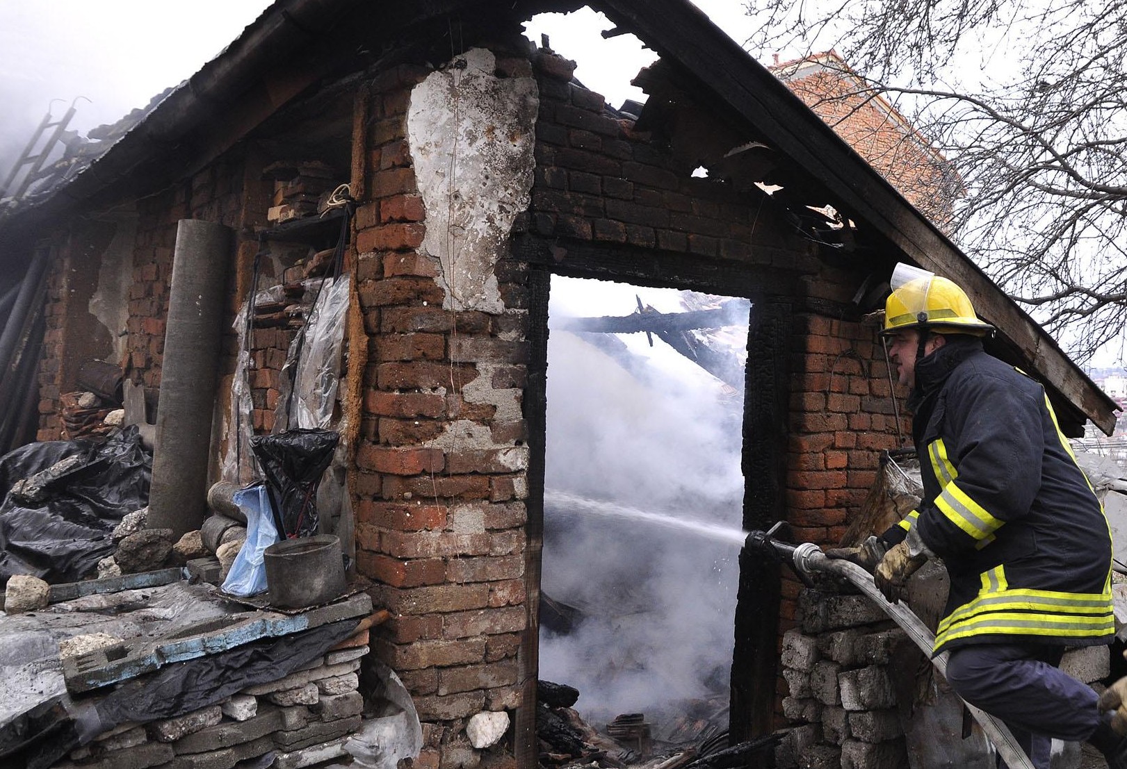 Двама души изгоряха живи в къщите си