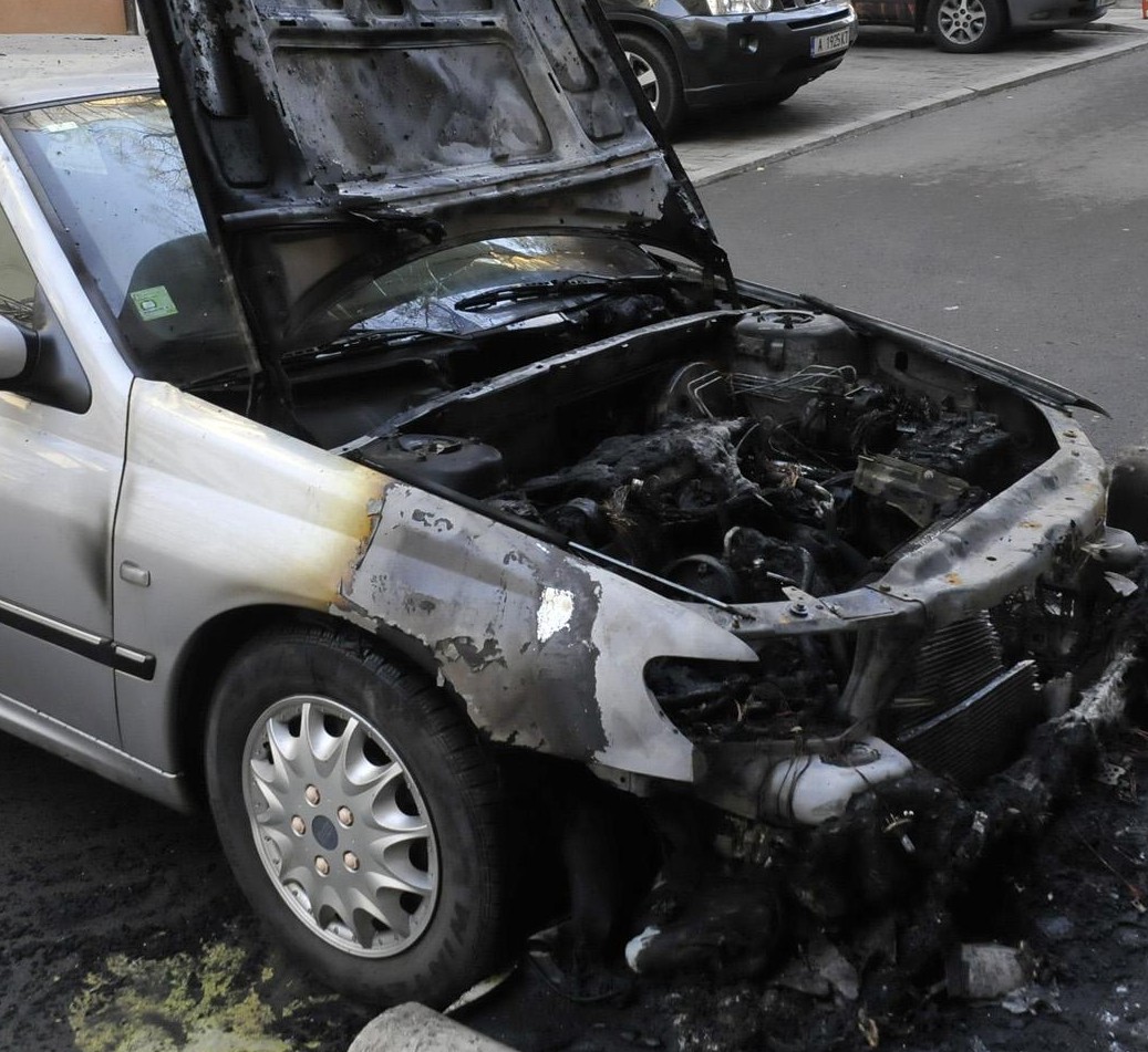 Пиромани на коли атакуваха в Бургас