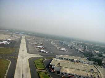 На летището в Делхи избухна голям пожар