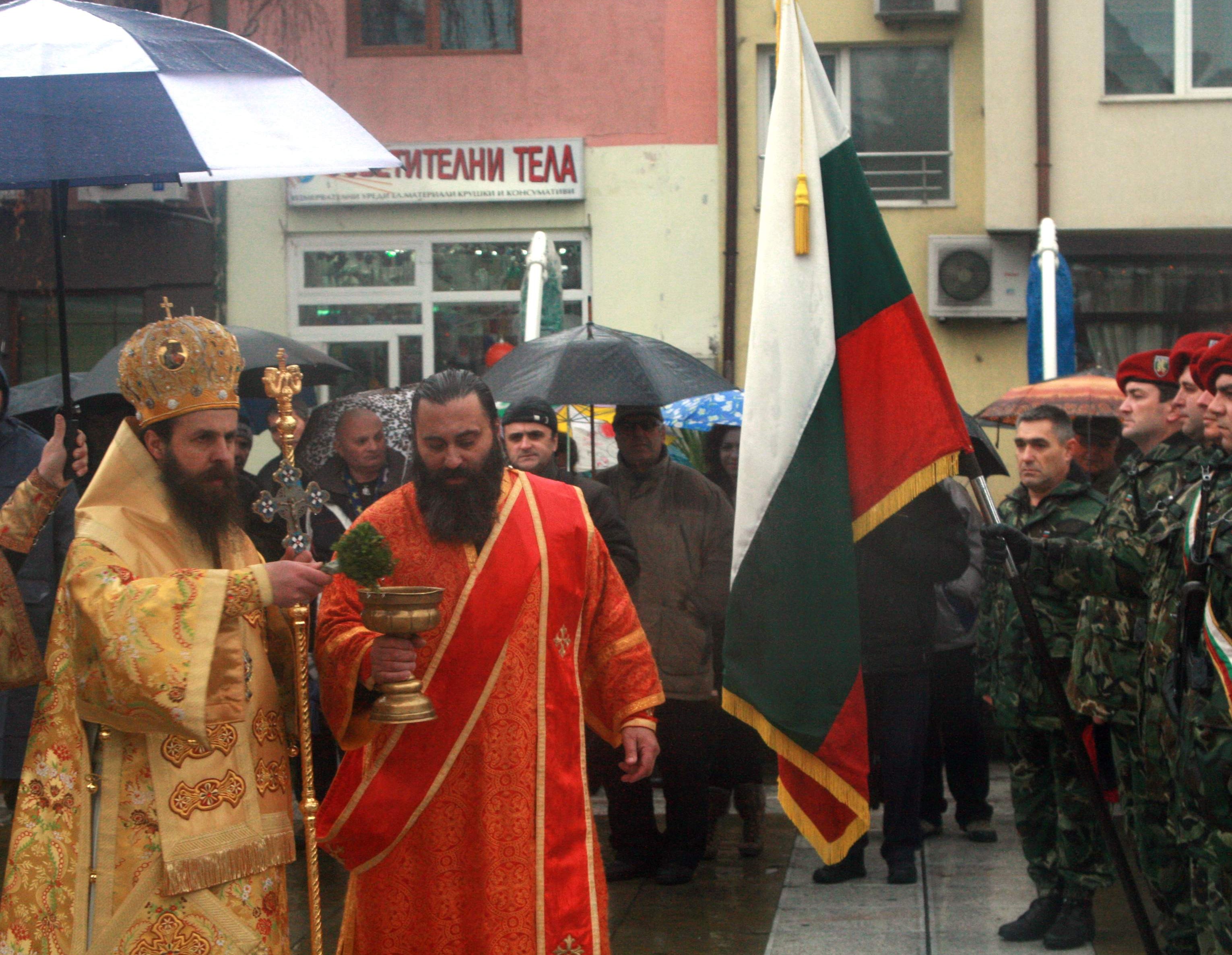 Бой до кръв за Богоявленския кръст в Благоевград