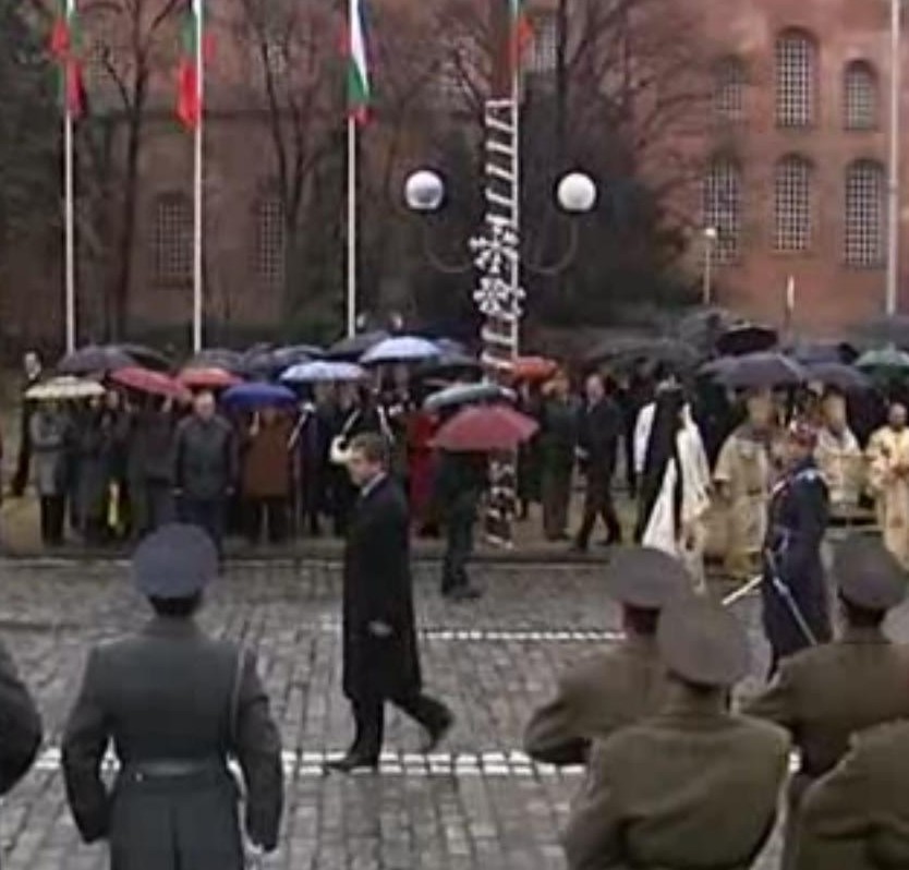 Президентът прие бойните знамена без чадър