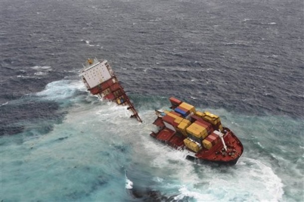 Заседнал кораб се разцепи край Нова Зеландия