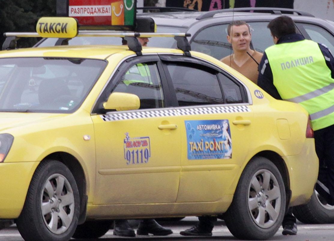 Таксиджия задържан за побой и грабеж на клиент 