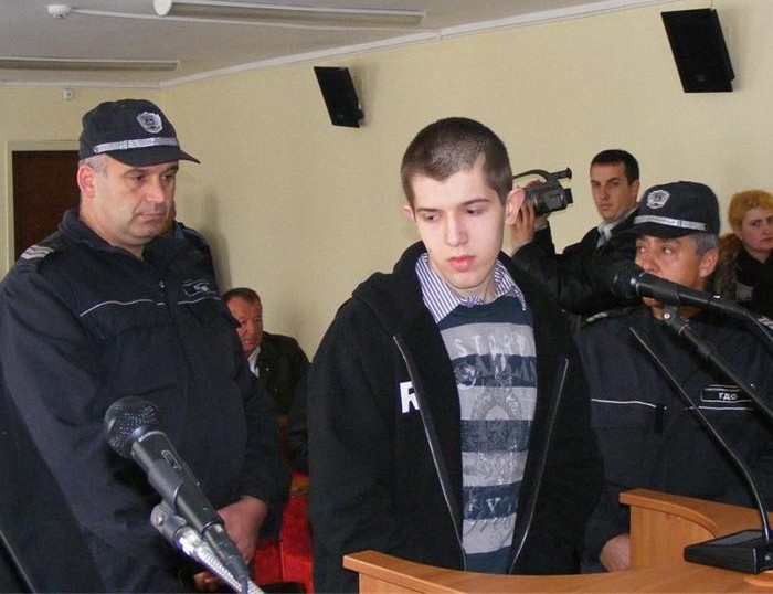7 години затвор за Джунейт, убил майка си и брат си 