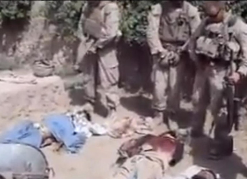 US пехотинци пикаят върху трупове (видео)