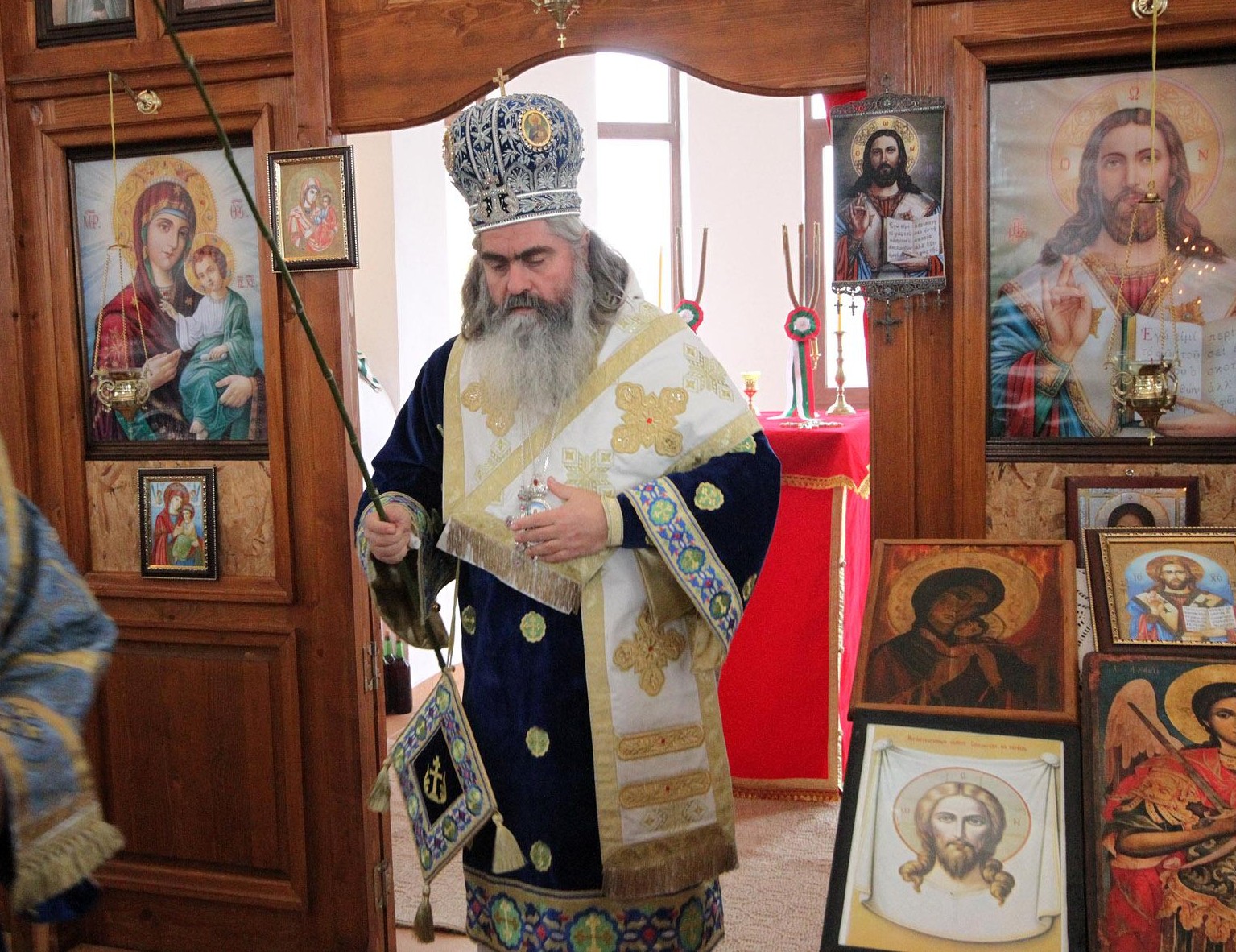 Митрополит Кирил се скри от литургия