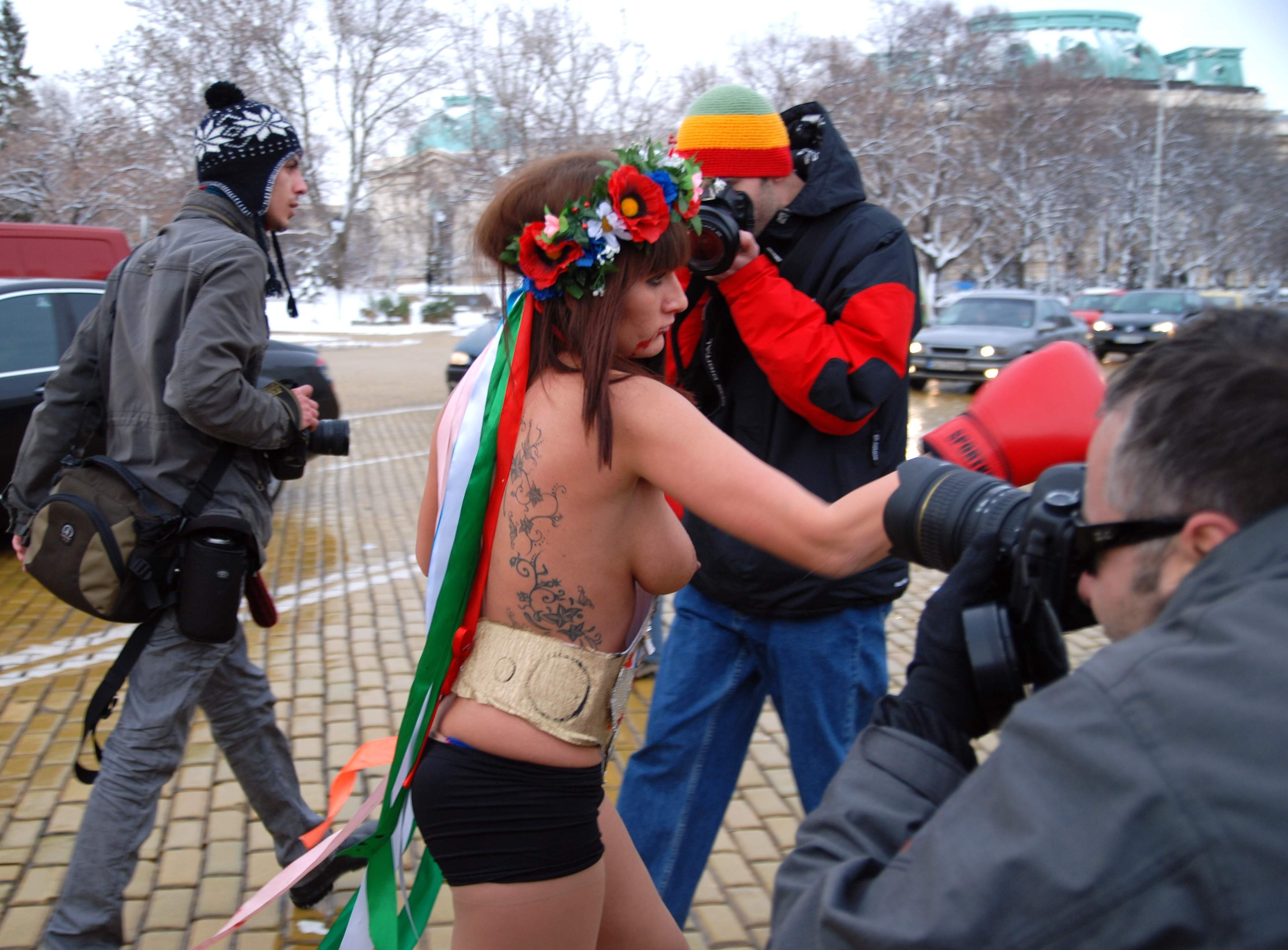 Голите украинки развяха цици пред парламента
