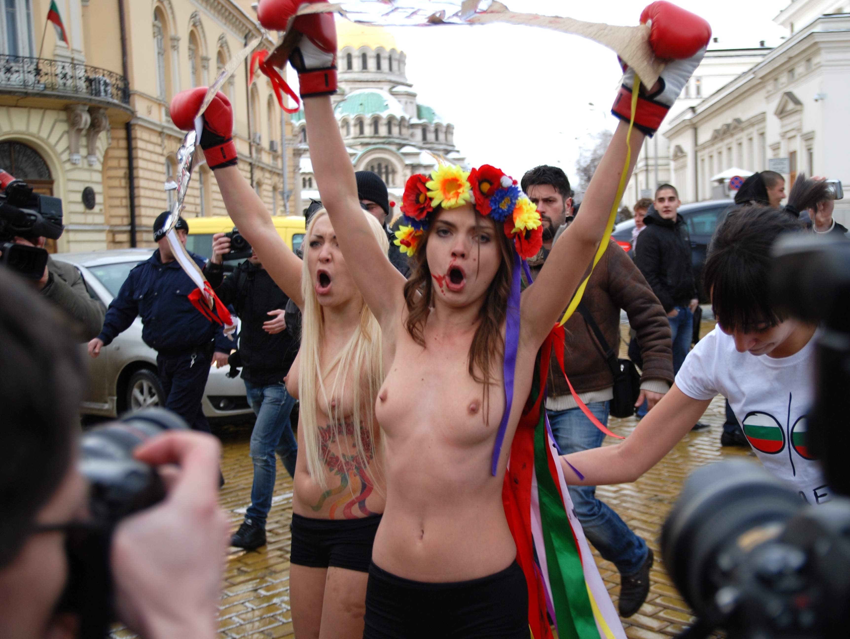 Голите украинки развяха цици пред парламента