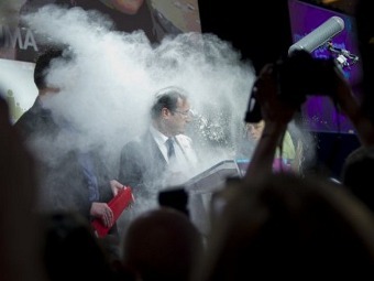 Обсипаха с брашно кандидат за президент на Франция
