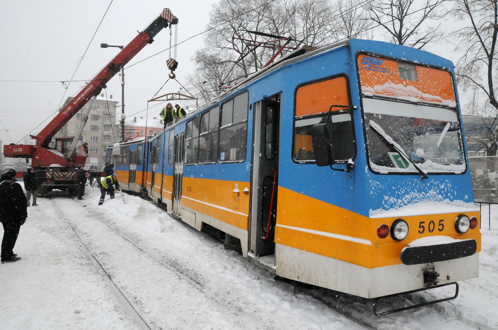 Трамвай излезе от релсите в центъра на София
