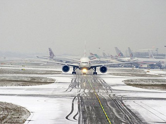 На лондонското летище Хитроу отмениха 1200 полета заради снега