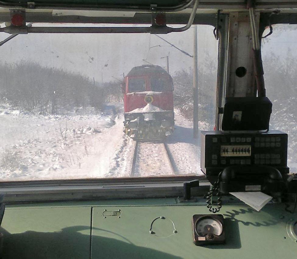 Шест влака замръзнаха в преспите