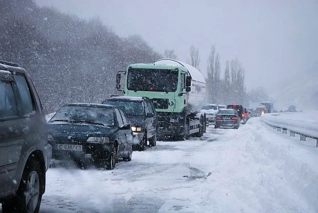 Снегът блокира България - вече забраниха движението на ТИР-ове