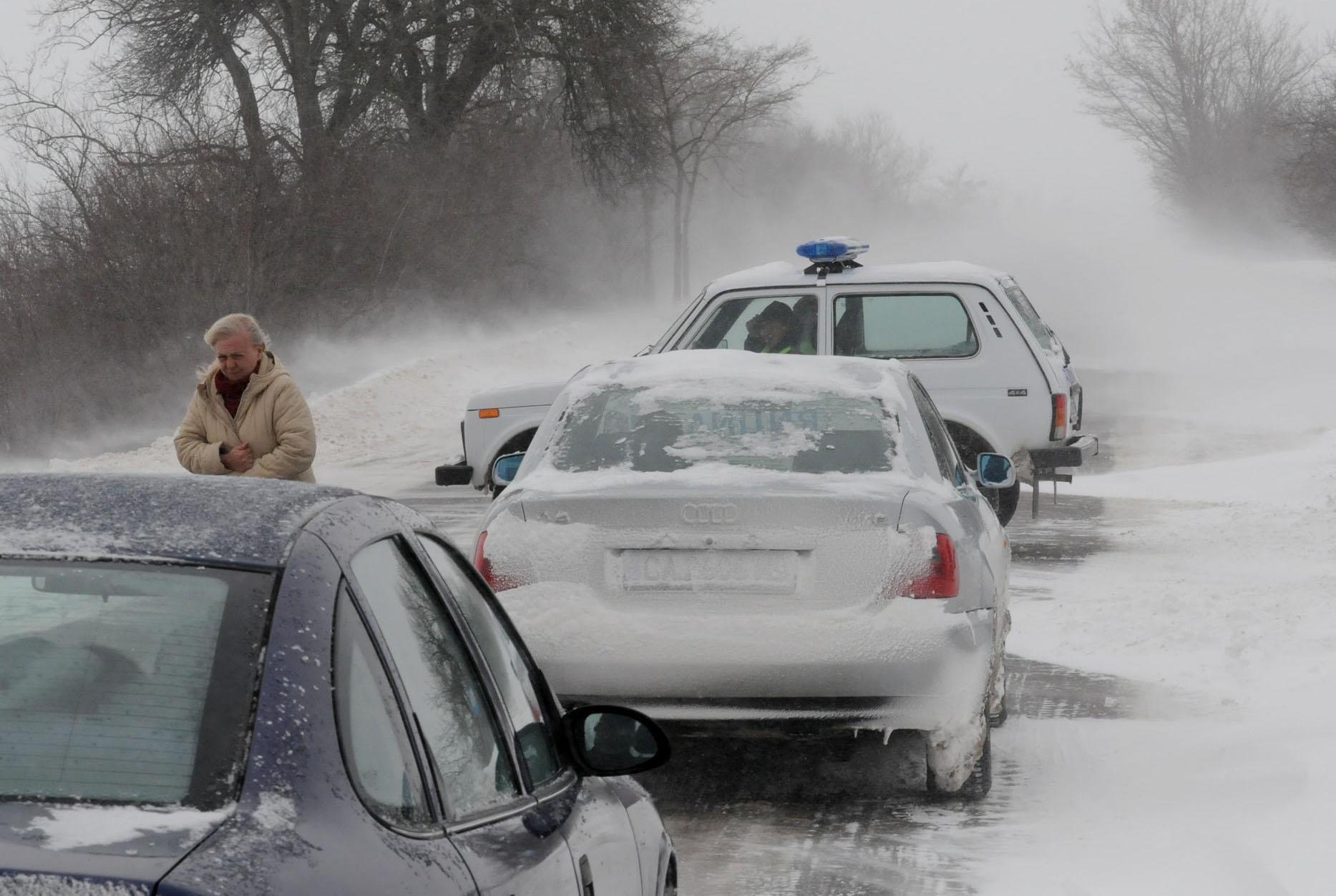 Жертви на снежната виелица изоставиха колите си между Дупница и Самоков