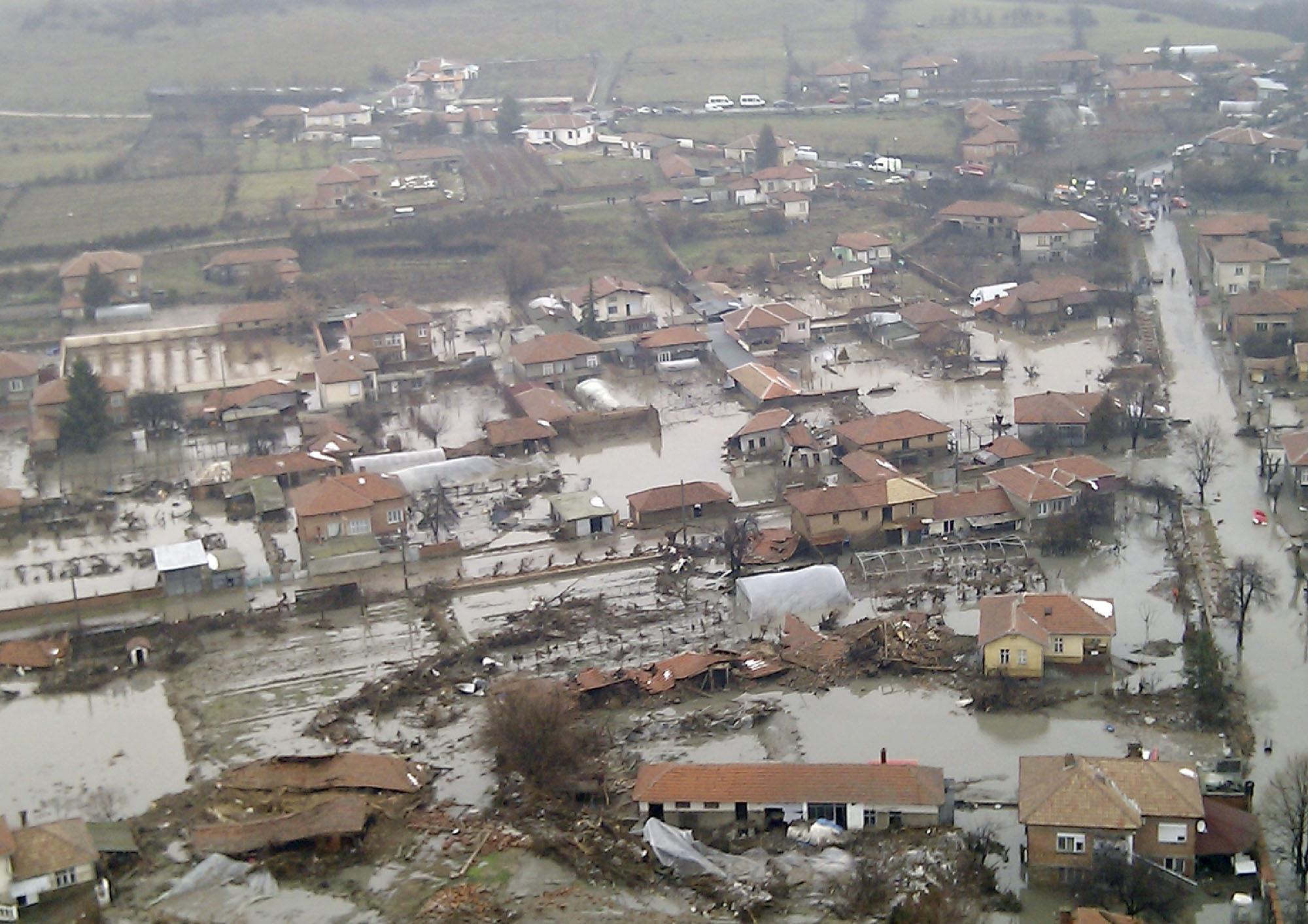 Петима в неизвестност след потопа в Бисер 