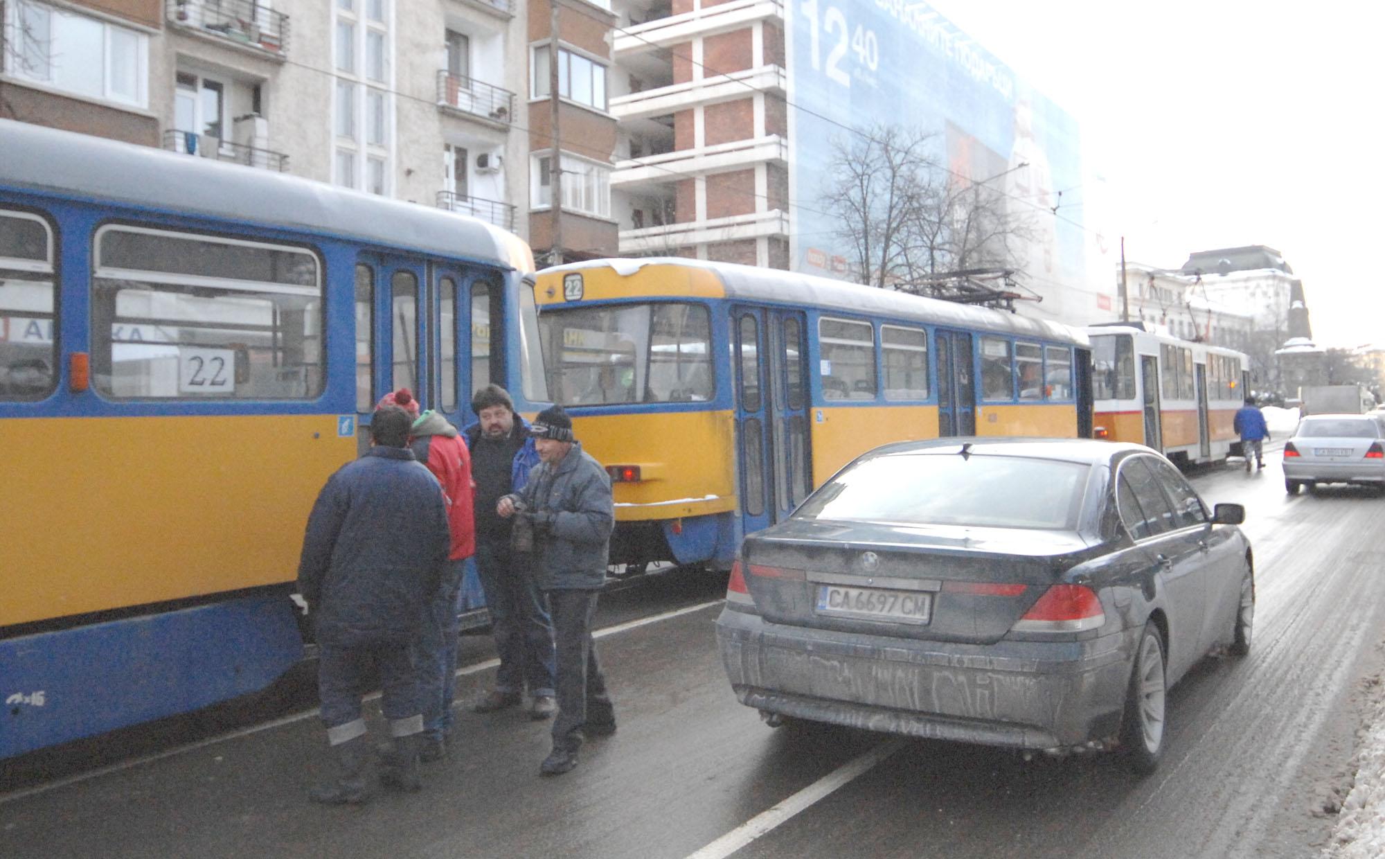 Трамваи блокираха столичен булевард