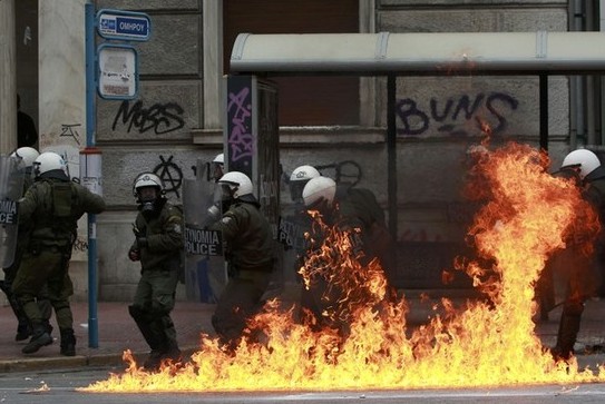Гръцките полицаи искат да арестуват представителите на ЕС и МВФ