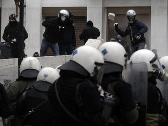Гръцкото правителство клекна пред ЕС