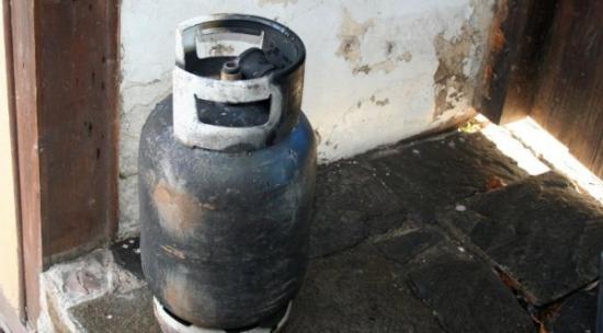 Газова бутилка обгори трима в София