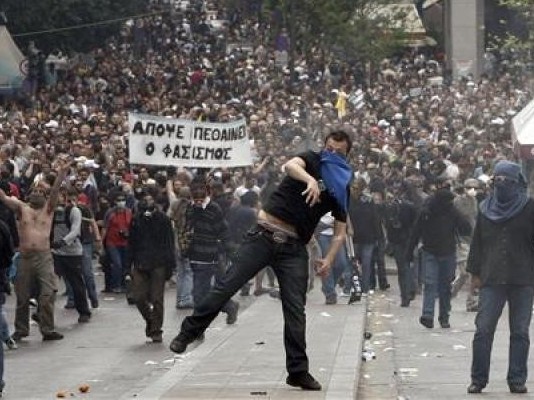 Гърция в шок! Минимална работна заплата до 600 евро