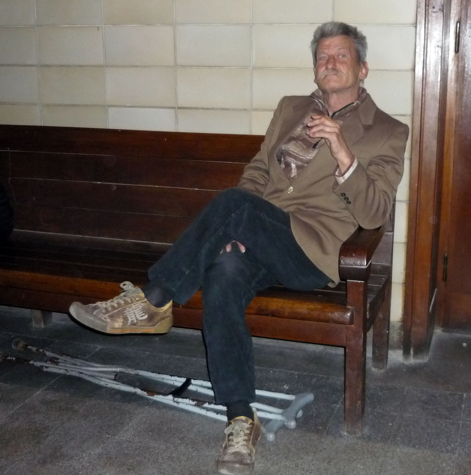 Бездомен инвалид се обеси пред кметството в Стамболийски