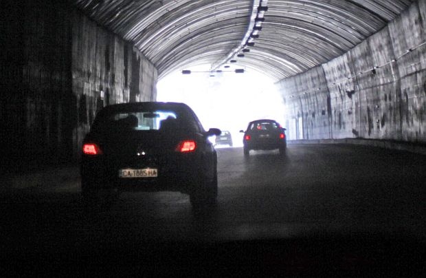 Единият тунел на магистрала “Люлин” вече даде дефекти