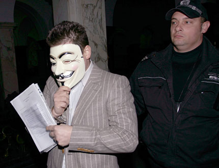 Кела сложи маска на Анонимните
