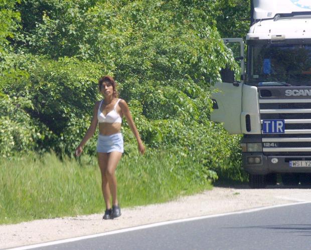 Проститутки спират тирове с голи гърди