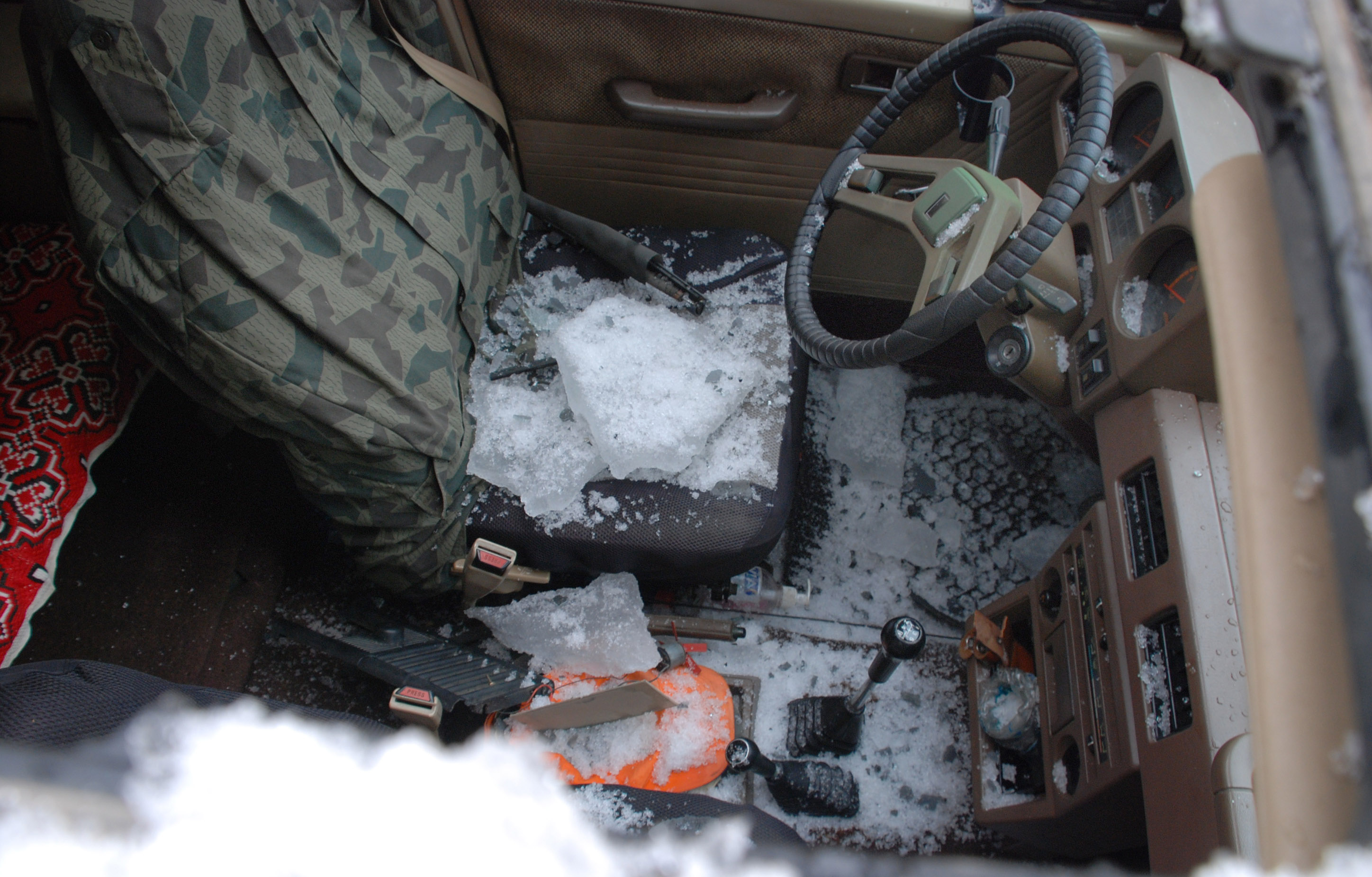 Леден блок потроши кола в Хасково