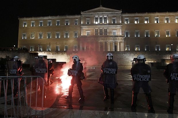 Десетки демонстранти са арестувани в Атина