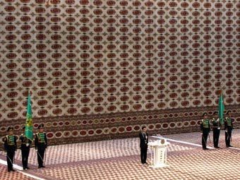 Иногурацията на туркменския президент докарала хора до припадък