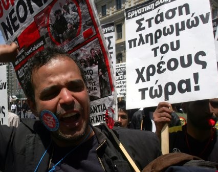 Гърция в шок: Минималната работна заплата стана 586 евро