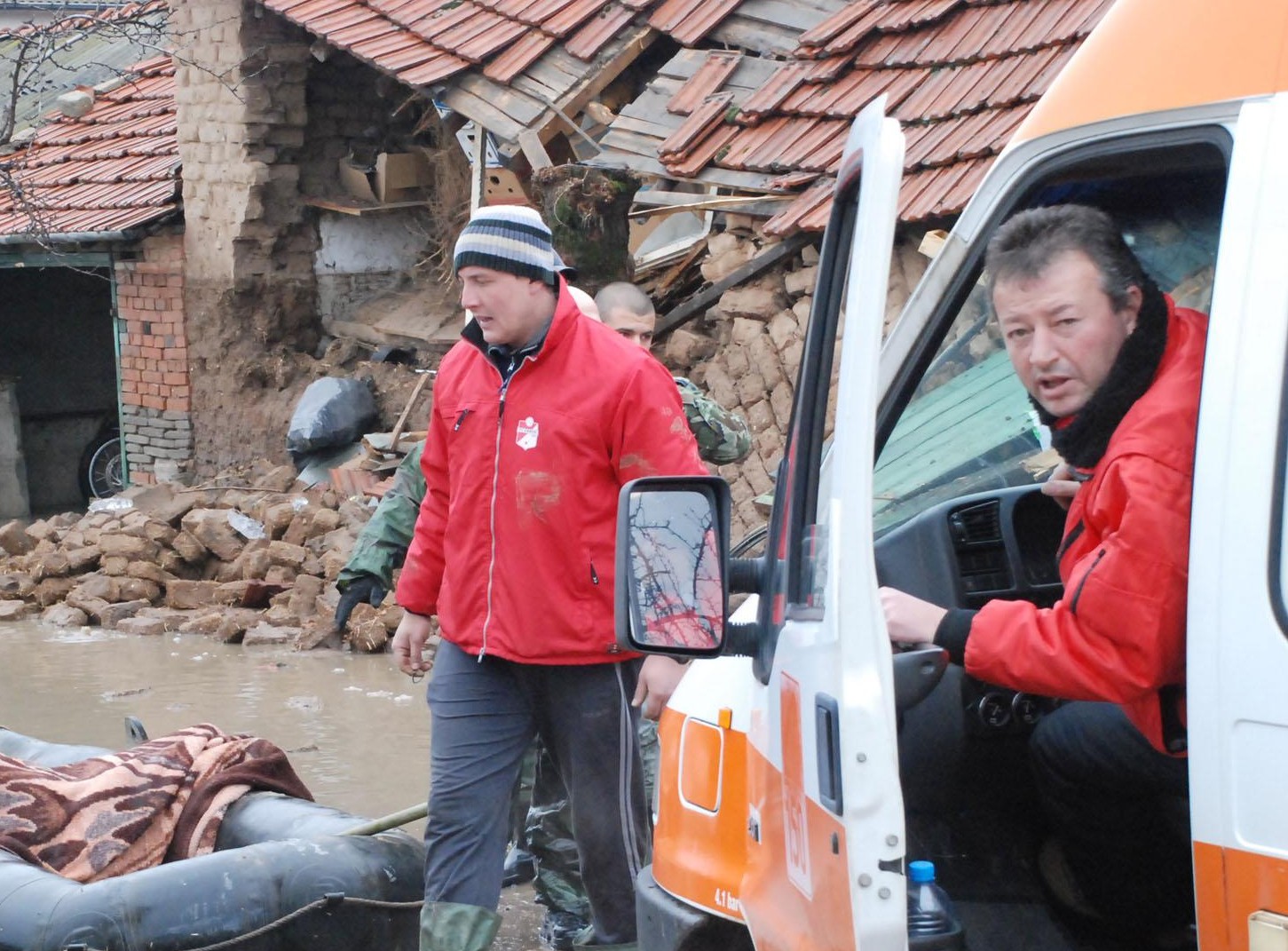 Разрушават опасните сгради в харманлийското село Бисер 