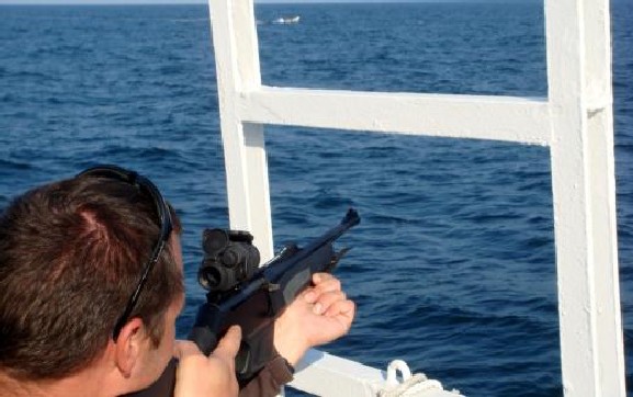 Естонски охранители отблъснаха пиратска атака срещу гръцки кораб