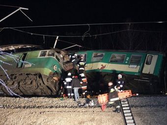 Тринадесет души загинаха в Полша при сблъскване на влакове