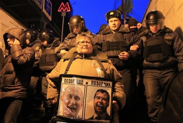Руската полиция е задържала поне 100 протестиращи срещу Путин