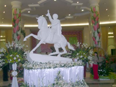 В Туркменистан изложиха първата статуя на президента яхнал кон